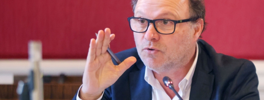Alfonso de Urresti, Senador por la Región de Los Ríos.